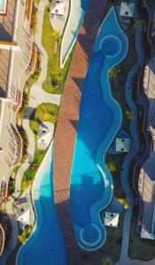 eine Luftansicht auf einen Fluss mit Gebäuden in der Unterkunft Yucca Tatuamunha - Naay in Tatuamunha