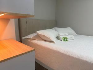 una piccola stanza con un letto con una bilancia sopra di Camarote da Moacir !!!! a Capão da Canoa