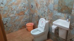 ein Badezimmer mit Toilette und Waschbecken in der Unterkunft Sandora Home Stay in Varkala + 28 Fotos