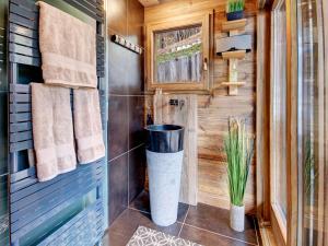 - une salle de bains avec toilettes dans une petite maison dans l'établissement Chalet 5★, 9 pers., spa, cinéma, 4 chambres, navette 300 m - FR-1-304-310, à La Clusaz 14 autres photos