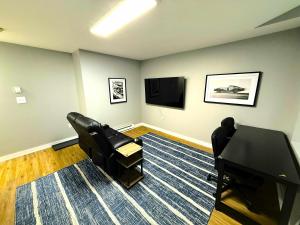 TV a/nebo společenská místnost v ubytování Crossroads at Park Place