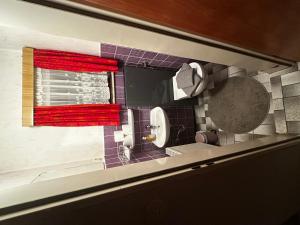 a bathroom with a red window and a sink at Schöne Monteurs Wohnung 6 in Wesseln