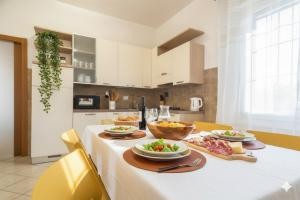 een tafel met borden eten in de keuken bij Perla d'aMare in San Lorenzo al Mare