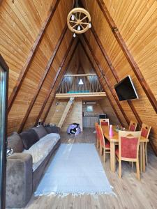 Μια τηλεόραση ή/και κέντρο ψυχαγωγίας στο A Frame la Iaz