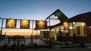 Η ανατολή ή δύση του ηλίου όπως φαίνεται από αυτό το ξενοδοχείο ή από εκεί κοντά