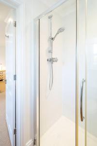 Vannituba majutusasutuses 7 Sanctuary Court - sleeps 12 - Thorpeness - Aldeburgh Coastal Cottages - Close to the Beach, Golf and the Country Club