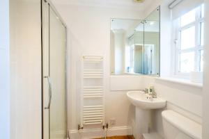 Vannituba majutusasutuses 7 Sanctuary Court - sleeps 12 - Thorpeness - Aldeburgh Coastal Cottages - Close to the Beach, Golf and the Country Club +33 fotot