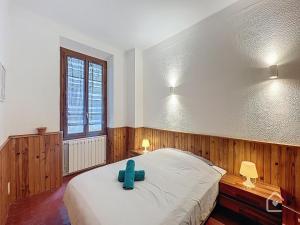 - une chambre dotée d'un lit avec un objet vert dans l'établissement Easy House - Climatisation - 1 min Vieux Port, à La Ciotat