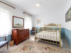 a bedroom with a bed and a dresser in it at Casa Mirador de Murchas in Murchas