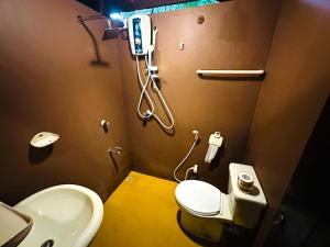 Un baño pequeño con inodoro y lavabo. en Jungle Host Hostel And Tree House, en Sigiriya 114 fotos más