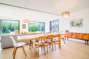 a kitchen and dining room with a table and chairs at Belle maison moderne proche plages & bourg in Carnac