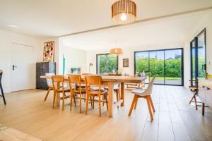 a kitchen and dining room with a table and chairs at Belle maison moderne proche plages & bourg in Carnac