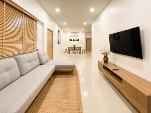 TV a/nebo společenská místnost v ubytování Lilly Pool Villa near Krabi Airport with Free Airport Shuttle