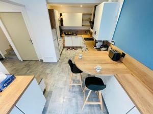 une petite cuisine avec une table en bois et deux chaises dans l'établissement Maison cosy Jardin des Plantes - 9 voyageurs - 388, à Rouen