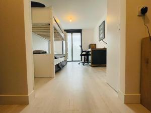 une chambre avec un bureau et une chambre avec des lits superposés dans l'établissement Maison cosy Jardin des Plantes - 9 voyageurs - 388, à Rouen