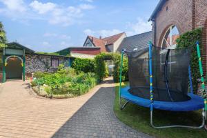 een speeltuin in een tuin naast een huis bij Appartement In Süd in Dessau +12 foto's