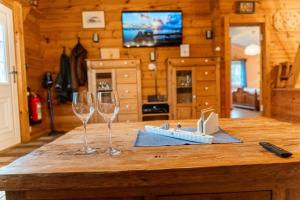 dois copos de vinho em cima de uma mesa de madeira em Alter Schwede em Südbrookmerland