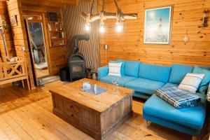 uma sala de estar com um sofá azul e um fogão em Alter Schwede em Südbrookmerland