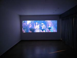 Televiisor ja/või meelelahutuskeskus majutusasutuses Nyra Luxuria where nature feels like home