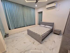 Voodi või voodid majutusasutuse Nyra Luxuria where nature feels like home toas +44 fotot