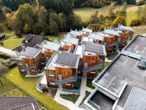 un grupo de casas con paneles solares en sus techos en OpenSky Wörthersee Lodge, en Pörtschach am Wörthersee