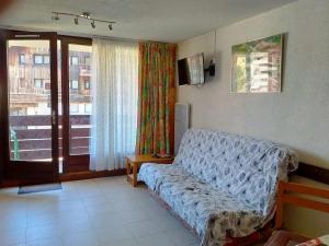 普拉茲德里斯Studio moderne à Taninges avec vue sur les montagnes - 35 m²的带沙发和窗户的客厅