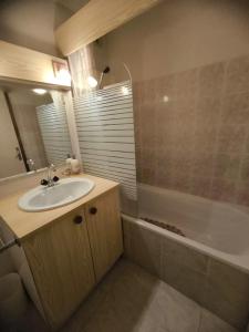 普拉茲德里斯Studio moderne à Taninges avec vue sur les montagnes - 35 m²的带水槽和浴缸的浴室