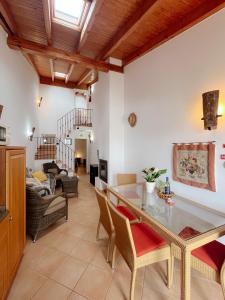 a kitchen and living room with a table and chairs at Casa Roma in Raposeira