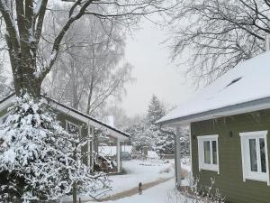 un patio cubierto de nieve junto a una casa en Haus Swanhild, en Fockbek