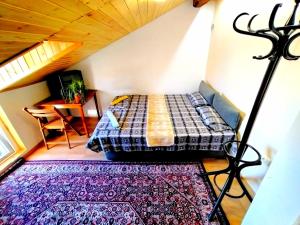 una camera da letto con un letto e un tavolo in una stanza di City Centre Suits 2 a Varna