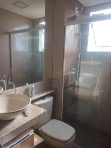 Et badeværelse på Lindo apto com portaria 24h, região central + 1 billede