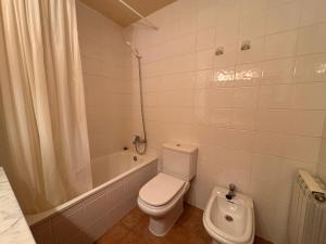 a bathroom with a toilet and a tub and a sink at Doble balcón, máxima luz- Confort de qualidad - Erta 5 in Pla de l'Ermita +22 photos