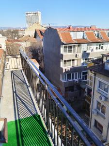 una vista dal balcone di un edificio con un treno di City Centre Suits 2 a Varna