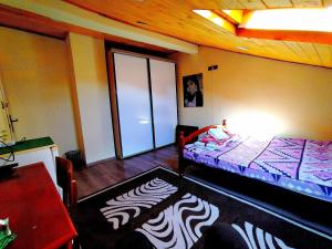 una camera con un letto e una camera con una finestra di City Centre Suits 2 a Varna Altre 15 foto