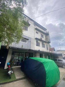 een blauwe en groene tent voor een gebouw bij Ma Lourdes' Inn in Palompon