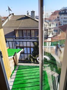 una vista dalla porta di un balcone di City Centre Suits 2 a Varna