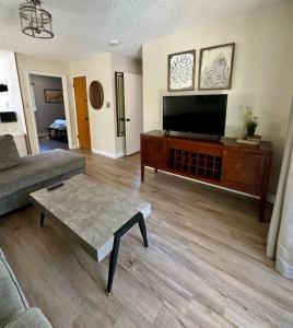 Una televisión o centro de entretenimiento en Romantic Mariposa Cottage, 45 Min to Yosemite