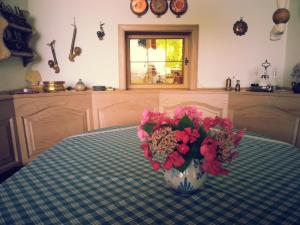 a vase filled with flowers sitting on a table at Ferienhaus Mit Einer Umwerfenden Panoramaaussicht in Glotzdorf