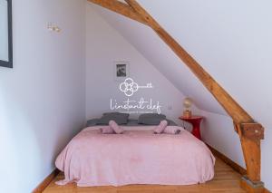 Ένα ή περισσότερα κρεβάτια σε δωμάτιο στο Bulle de calme bucolique - jardin & piscine privée