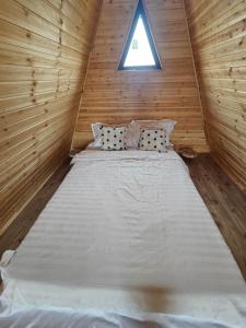 Ένα ή περισσότερα κρεβάτια σε δωμάτιο στο A Frame la Iaz