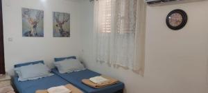 Postel nebo postele na pokoji v ubytování אירוח בעמק המעיינות