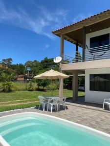 La alberca dentro o cerca de Casa com piscina no Campo D'Una