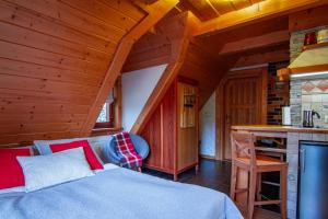 Un dormitorio con una cama en una cabaña de troncos en Rezydencja Na Szymoszkowej, en Zakopane