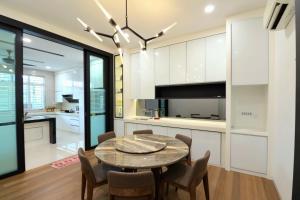 Η κουζίνα ή μικρή κουζίνα στο 超豪华双层半独立别墅 Batu Pahat