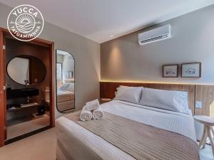 ein Schlafzimmer mit einem Bett mit Handtüchern darauf in der Unterkunft Yucca Tatuamunha - Naay in Tatuamunha + 20 Fotos