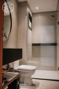 ein Badezimmer mit Dusche, Toilette und Waschbecken in der Unterkunft Yucca Tatuamunha - Naay in Tatuamunha