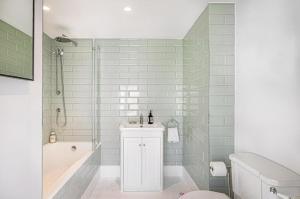 Koupelna v ubytování Stylish 3-Bed Home Close to Stansted Airport