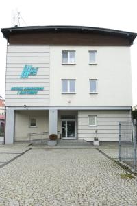 别尔斯克-比亚拉HARCERSKA 7 Pokoje Bielsko Biała的前面有一座白色的大建筑