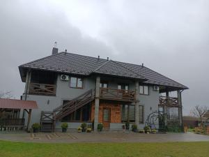 スヴィチャスにあるSopko restの大白屋根