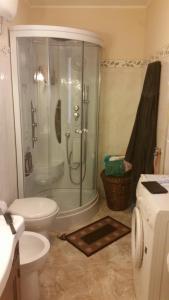 シャッカにあるCasa di Andreaのバスルーム(シャワー、トイレ、シンク付)